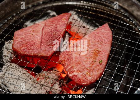 Köstliches A5 Wagyu-Rindfleisch, zubereitet im traditionellen japanischen Yakiniku-Stil in Tokio Stockfoto