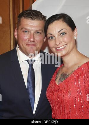 Deutsche TV-Moderatorin Lina van de Mars mit Freund Steve Feige auf dem roten Teppich zur 9. GRK Charity Spendengala am 27. August 2016 im Hotel The W Stockfoto