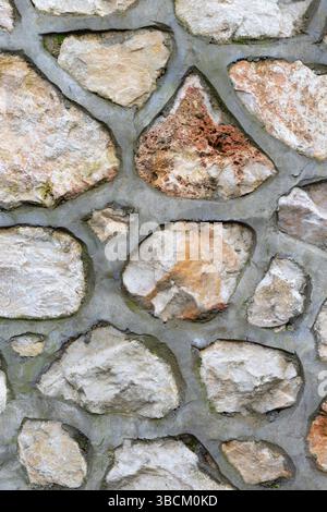 Wandstruktur aus Naturstein. Dekorativer Hintergrund Stockfoto
