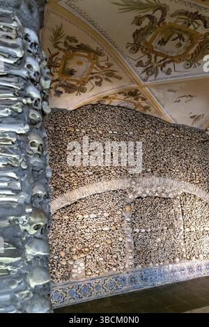 Evora, Portugal - 24. März 2022: Detailansicht der Chapel of the Bones in San Francisco Church in Evora Stockfoto