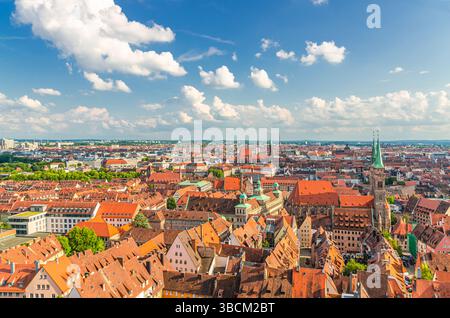 Nürnberger Stadtbild, Panoramablick auf die Altstadt Nürnbergs Altstadt Mitte mit roten Ziegeldächern farbenfrohe mittelalterliche Gebäude, Nürnberg Stockfoto