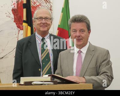Eduard Prinz von Anhalt unterzeichnet das Gästebuch der Landeshauptstadt Magdeburg am Empfang des Oberbürgermeisters Dr. Lutz Truemper (ohne Partei) Stockfoto