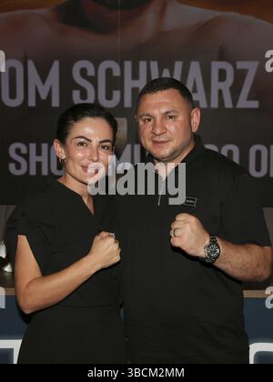 Promoter Burim Sylejmani und Frau Gentiane Sylejmani aus Magdeburg Boxstall Fides Sports bei der Pressekonferenz der SHOW MUSS weiter III Stockfoto