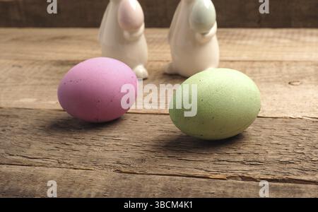 Natürlich gefärbte Bio-Eier auf einem rustikalen Tisch mit Platz für Text, Osterhintergrund Stockfoto