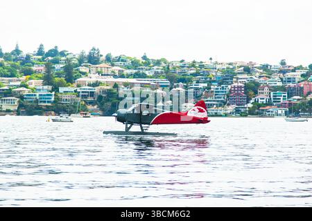 Propellerflugzeug in der Bucht vor dem Hintergrund von Wohngebäuden. Stockfoto