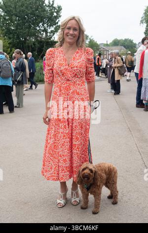 Chelsea, London, Großbritannien. Mai 2025. BBC News Moderatorin und Journalistin Sophie Raworth besucht die RHS Chelsea Flower Show in Chelsea, London. Quelle: Maureen McLean/Alamy Live News Stockfoto