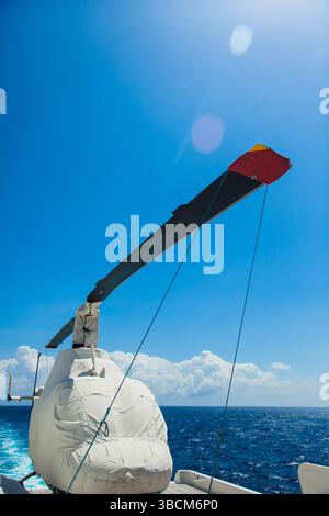 Transport eines Hubschraubers auf einer Yacht über den Ozean. Stockfoto