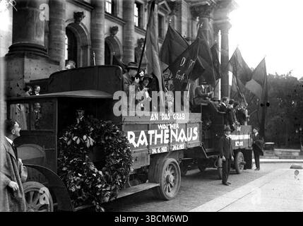 Trauer bei der Beerdigung von Walther Rathenau. Walther Rathenau (* 29. September 1867 – 24. Juni 1922) war ein deutscher Industrialist, Schriftsteller und Politiker, der vom Februar 1922 bis zu seinem Attentat im Juni 1922 als Außenminister fungierte. 1921 wurde er Minister für Wiederaufbau und ein Jahr später Außenminister. Zwei Monate nach der Unterzeichnung des vertrags von Rapallo wurde Rathenau von Mitgliedern der ultranationalistischen Organisation Konsul in Berlin ermordet. Bild vom Bundesarchiv, Bild 102-00099 / CC-BY-SA 3,0, Stockfoto