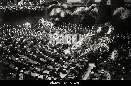 Walther Rathenaus Sarg liegt im Reichstag in Berlin. Walther Rathenau (* 29. September 1867 – 24. Juni 1922) war ein deutscher Industrialist, Schriftsteller und Politiker, der vom Februar 1922 bis zu seinem Attentat im Juni 1922 als Außenminister fungierte. 1921 wurde er Minister für Wiederaufbau und ein Jahr später Außenminister. Zwei Monate nach der Unterzeichnung des vertrags von Rapallo wurde Rathenau von Mitgliedern der ultranationalistischen Organisation Konsul in Berlin ermordet. Stockfoto