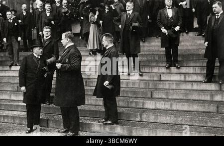 Bergsteiger, darunter Pesident Friedrich Egbert (Bildmitte auf der ersten Stufe) beim Dienst für den erstickten Walther Rathenau. Walther Rathenau (* 29. September 1867 – 24. Juni 1922) war ein deutscher Industrialist, Schriftsteller und Politiker, der vom Februar 1922 bis zu seinem Attentat im Juni 1922 als Außenminister fungierte. 1921 wurde er Minister für Wiederaufbau und ein Jahr später Außenminister. Zwei Monate nach der Unterzeichnung des vertrags von Rapallo wurde Rathenau von Mitgliedern der ultranationalistischen Organisation Konsul in Berlin ermordet. Stockfoto