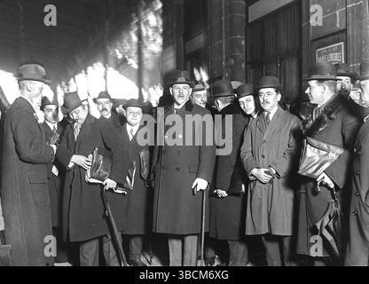 Walther Rathenau (Mitte mit Rohrstock) und die deutsche Delegation kamen am 10. Januar 1922 zu einem Wirtschaftsforum nach Paris. Walther Rathenau (* 29. September 1867 – 24. Juni 1922) war ein deutscher Industrialist, Schriftsteller und Politiker, der vom Februar 1922 bis zu seinem Attentat im Juni 1922 als Außenminister fungierte. 1921 wurde er Minister für Wiederaufbau und ein Jahr später Außenminister. Zwei Monate nach der Unterzeichnung des vertrags von Rapallo wurde Rathenau von Mitgliedern der ultranationalistischen Organisation Konsul in Berlin ermordet. Stockfoto
