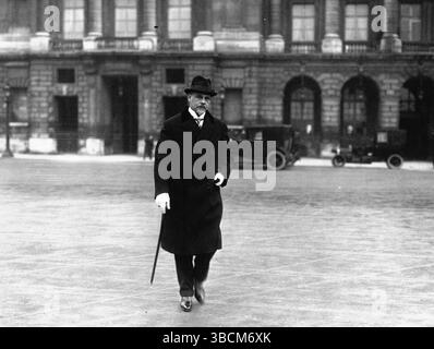 Walther Rathenau (* 29. September 1867 – 24. Juni 1922) war ein deutscher Industrialist, Schriftsteller und Politiker, der vom Februar 1922 bis zu seinem Attentat im Juni 1922 als Außenminister fungierte. 1921 wurde er Minister für Wiederaufbau und ein Jahr später Außenminister. Zwei Monate nach der Unterzeichnung des vertrags von Rapallo wurde Rathenau von Mitgliedern der ultranationalistischen Organisation Konsul in Berlin ermordet. Stockfoto