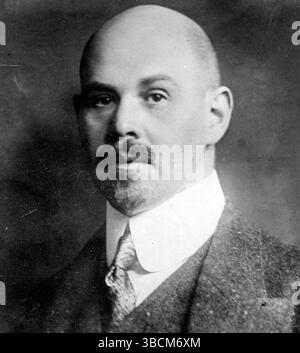 Walther Rathenau (* 29. September 1867 – 24. Juni 1922) war ein deutscher Industrialist, Schriftsteller und Politiker, der vom Februar 1922 bis zu seinem Attentat im Juni 1922 als Außenminister fungierte. 1921 wurde er Minister für Wiederaufbau und ein Jahr später Außenminister. Zwei Monate nach der Unterzeichnung des vertrags von Rapallo wurde Rathenau von Mitgliedern der ultranationalistischen Organisation Konsul in Berlin ermordet. Stockfoto