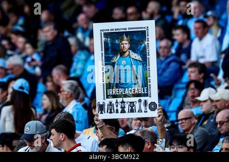 Manchester, Großbritannien. Mai 2025. Manchester City Fans halten ein Kevin de Bruyne Banner während des Premier League-Spiels Manchester City gegen Bournemouth im Etihad Stadium, Manchester, Vereinigtes Königreich, am 20. Mai 2025 (Foto: Mark Cosgrove/News Images) in Manchester, Vereinigtes Königreich, am 20. Mai 2025. (Foto: Mark Cosgrove/News Images/SIPA USA) Credit: SIPA USA/Alamy Live News Stockfoto