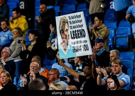 Manchester City Fans halten ein Kevin de Bruyne Banner nach dem Premier League Spiel Manchester City gegen Bournemouth im Etihad Stadium, Manchester, Großbritannien, 20. Mai 2025 (Foto: Mark Cosgrove/News Images) Stockfoto