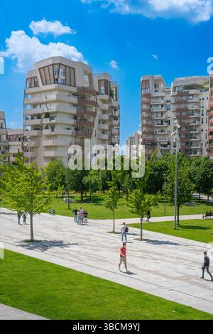 Libeskind Residences in CityLife Mailand an einem sonnigen Tag mit Stadtpark und Spaziergängen, moderner Luxusarchitektur in der Lombardei Stockfoto