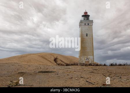 Der Leuchtturm Rubjerg Knude (Dänisch: Rubjerg Knude Fyr) liegt an der Nordseeküste in Rubjerg in der Gemeinde Hjørring im Norden D Stockfoto