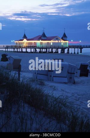 Seebrücke und Strand mit Korbliegen am Abend, Ahlbeck, Insel Usedom, Mecklenburg-Vorpommern, Seebrücke und Strand mit Korbflecht b Stockfoto