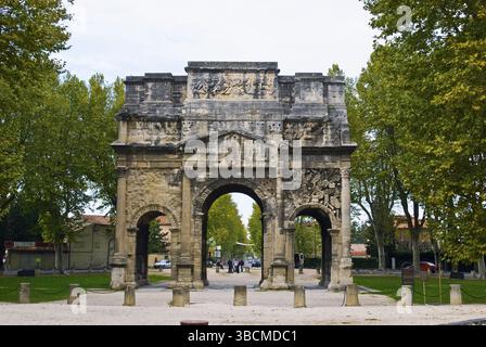 Arc de Triomph, Orange, Vaucluse, Provence, Südfrankreich, Triumphbogen, Triumphbogen, Stadtgründungsbogen, Römisches Monument Tor Stockfoto