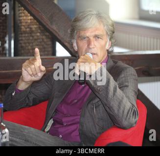 Der deutsche Schauspieler und Filmproduzent Walter Sittler spricht im Gespräch Stockfoto