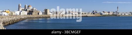 Cadiz, Spanien - 16. Januar 2021: Panorama-Stadtansicht der Altstadt von Cadiz Stockfoto