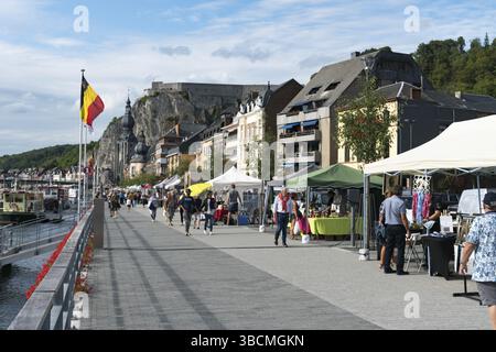 Belgien - 11. August 2019: Besucher genießen und besuchen den Markt am Fluss Maas in Dinant Stockfoto