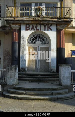 Ein heruntergekommenes Hotel in der Nähe der Promenade des Badeortes Misdroy Polen Stockfoto