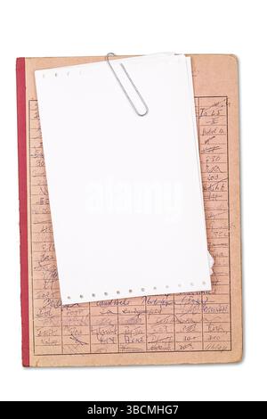Rote Vintage-Platte mit einem leeren Blatt Papier, isoliert auf weiß Stockfoto