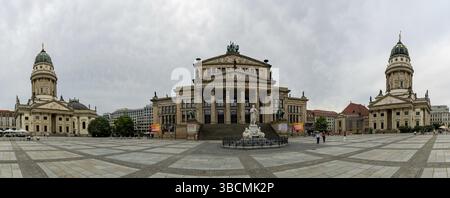 Berlin, Deutschland - 25. August 2020: Der Gendermanmarkt in Berlin mit dem Konzertsaal und dem französischen Dom und dem deutschen Dom Stockfoto