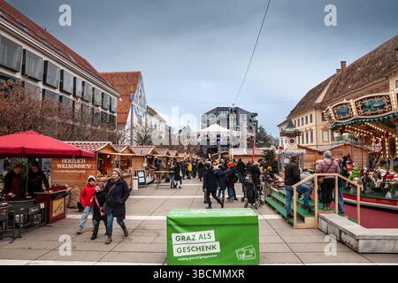 GRAZ, ÖSTERREICH - 17. DEZEMBER 2024: graz Adventmarkt, der Adventmarkt in Graz, Österreich; Holzhütten, ein Karussell, eine kleine Bühne beleben den Platz, Stockfoto