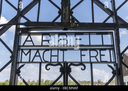 Deutschland - 16. September 2020: Blick auf das historische Eingangstor im Konzentrationslager Dachau bei München Stockfoto