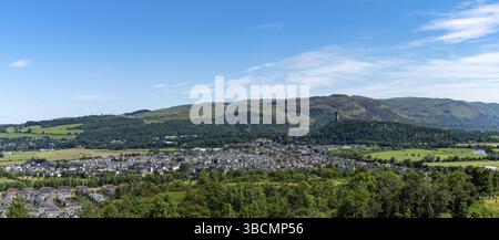 Stirling, Großbritannien - 20. Juni 2022: Panoramablick auf das Forth Valley und Stirling und das Wallace Monument auf dem Hügel Stockfoto