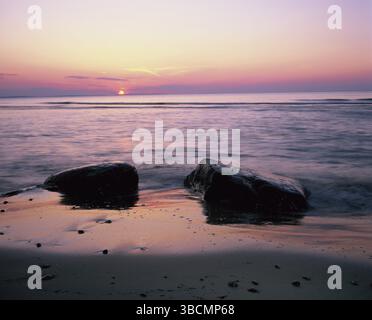 Sonnenuntergang in der Nähe des Badeortes Misdroy an der polnischen Ostseeküste. Sonnenuntergang, Badeort Misdroy, Polen, Ostsee, Europa Stockfoto