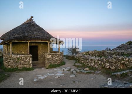 Spanien - 3. Dezember 2020: Nachbildung keltischer Hütten an der archäologischen Stätte Castro in A Guarda in Galicien Stockfoto