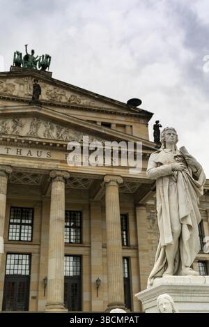 Berlin, Deutschland - 25. August 2020: Konzertsaal und Schiller-Statue in Berlin Stockfoto