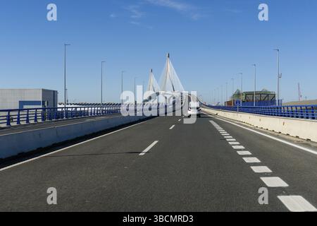 Cadiz, Spanien - 16. Januar 2021: Verkehr auf der Brücke Puente de la Constitucion de 1812 in der Bucht von Cadiz Stockfoto