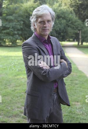 Der deutsche Schauspieler und Filmproduzent Walter Sittler spricht im Gespräch Stockfoto