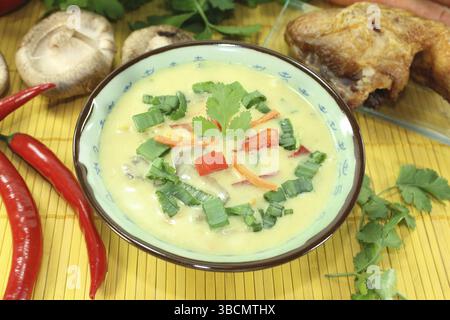 Currysuppe mit Huhn, Paprika, Kokosmilch, Chili und Shii nehmen Pilze Stockfoto