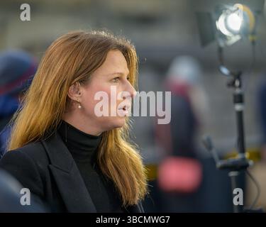 April 2021 Windsor Castle, Großbritannien. Helena Wilkinson berichtet für BBC News vor Windsor Castle über den Tod von Prinz Philip, Duke of Edinburgh. Stockfoto
