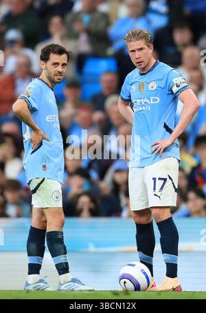 Mai 2025; Etihad Stadium, Manchester, England; Premier League Football, Manchester City gegen Bournemouth; Bernardo Silva und Kevin de Bruyne aus Manchester City bereiten sich auf einen Freistoß vor Stockfoto