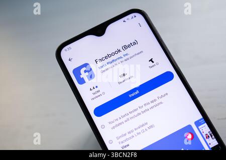 San Francisco, KALIFORNIEN, 20. Mai 2025: Das Smartphone zeigt die Facebook-App-Seite auf Google Play an und hebt die Verfügbarkeit der Plattform zum Herunterladen und zur Nutzung hervor. Stockfoto