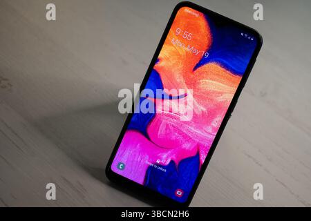 San Francisco, KALIFORNIEN, 20. Mai 2025: Smartphone zeigt das aktuelle Datum und die aktuelle Uhrzeit an und symbolisiert damit die Abhängigkeit von mobilen Geräten für Organisation und Konnektivität. Stockfoto