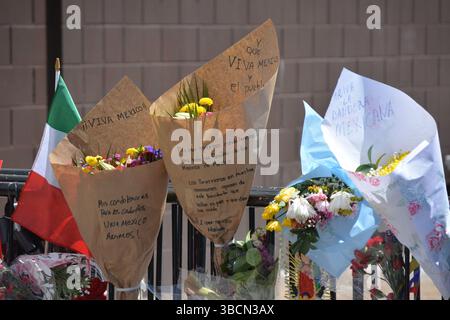 Provisorische Gedenkstätte für die beiden Seeleute, die getötet wurden, nachdem ein Ausbildungsschiff der mexikanischen Marine die Brooklyn Bridge in Lower Manhattan getroffen hatte. Stockfoto