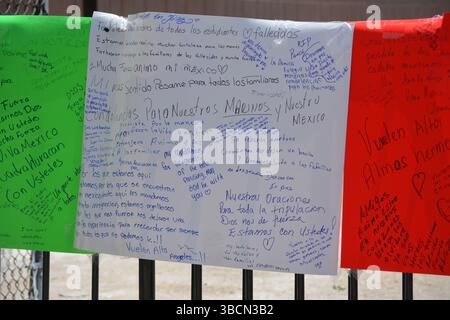 Provisorische Gedenkstätte für die beiden Seeleute, die getötet wurden, nachdem ein Ausbildungsschiff der mexikanischen Marine die Brooklyn Bridge in Lower Manhattan getroffen hatte. Stockfoto