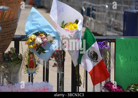 Provisorische Gedenkstätte für die beiden Seeleute, die getötet wurden, nachdem ein Ausbildungsschiff der mexikanischen Marine die Brooklyn Bridge in Lower Manhattan getroffen hatte. Stockfoto