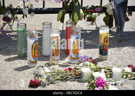Provisorische Gedenkstätte für die beiden Seeleute, die getötet wurden, nachdem ein Ausbildungsschiff der mexikanischen Marine die Brooklyn Bridge in Lower Manhattan getroffen hatte. Stockfoto