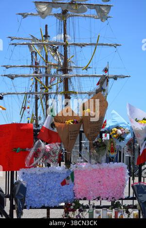 Provisorische Gedenkstätte für die beiden Seeleute, die getötet wurden, nachdem ein Ausbildungsschiff der mexikanischen Marine die Brooklyn Bridge in Lower Manhattan getroffen hatte. Stockfoto