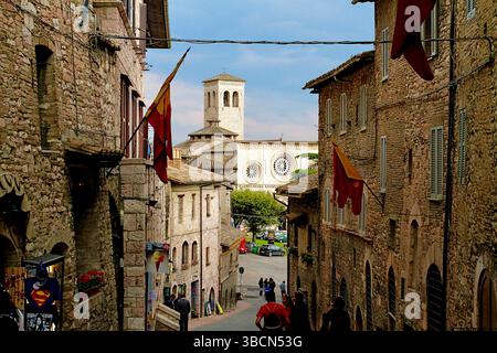 Geschäfte an der Via Frate Elia in der Altstadt von Assisi, Perugia, Umbrien, Italien. Stockfoto
