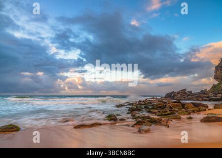 Moody Sunrise Seascape am Killcare Beach an der Central Coast von NSW, Australien. Stockfoto