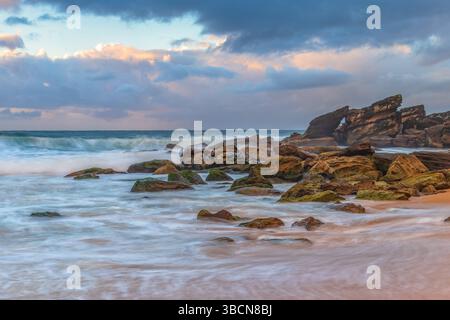 Moody Sunrise Seascape am Killcare Beach an der Central Coast von NSW, Australien. Stockfoto